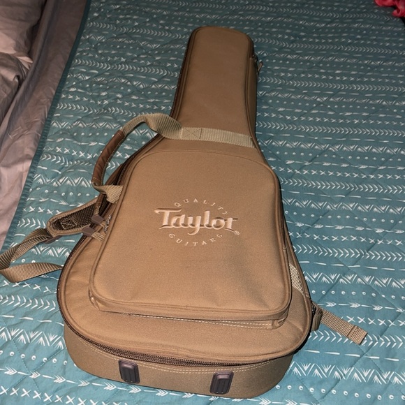 Baby Taylor Guitar Model BT2 - Picture 5 of 8